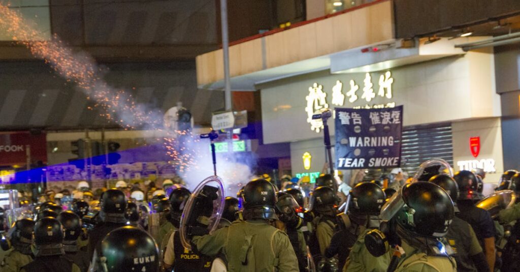 Illustration de Chaos National : La France Subit une Journée de Blocage et de Violence riot-police-clashes