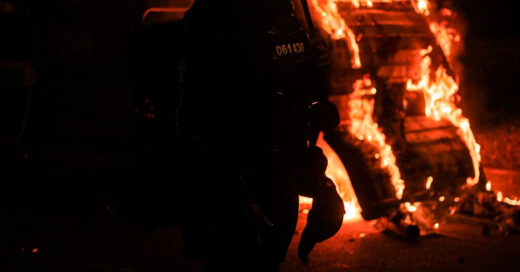 Illustration de Brest sous le choc : la montée inquiétante de l'extrême droite riot-police-street