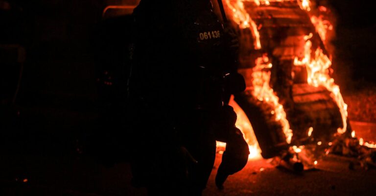 Illustration de Brest sous le choc : la montée inquiétante de l'extrême droite riot-police-street