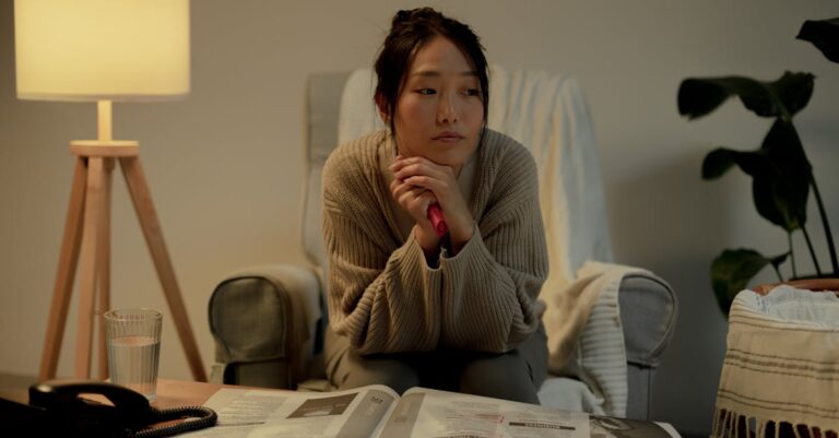 Illustration de Chômage : le rêve des jeunes femmes brisé par le nucléaire ? unemployed-women-nuclear-plant