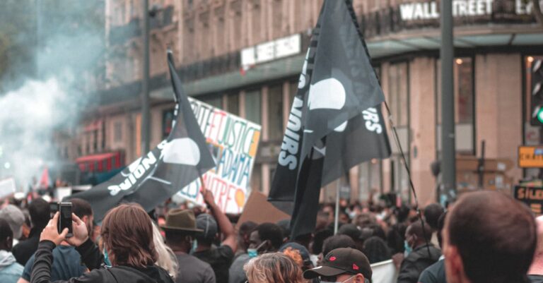 Illustration de La CGT défie le gouvernement : une confrontation inévitable ? union-protest-France