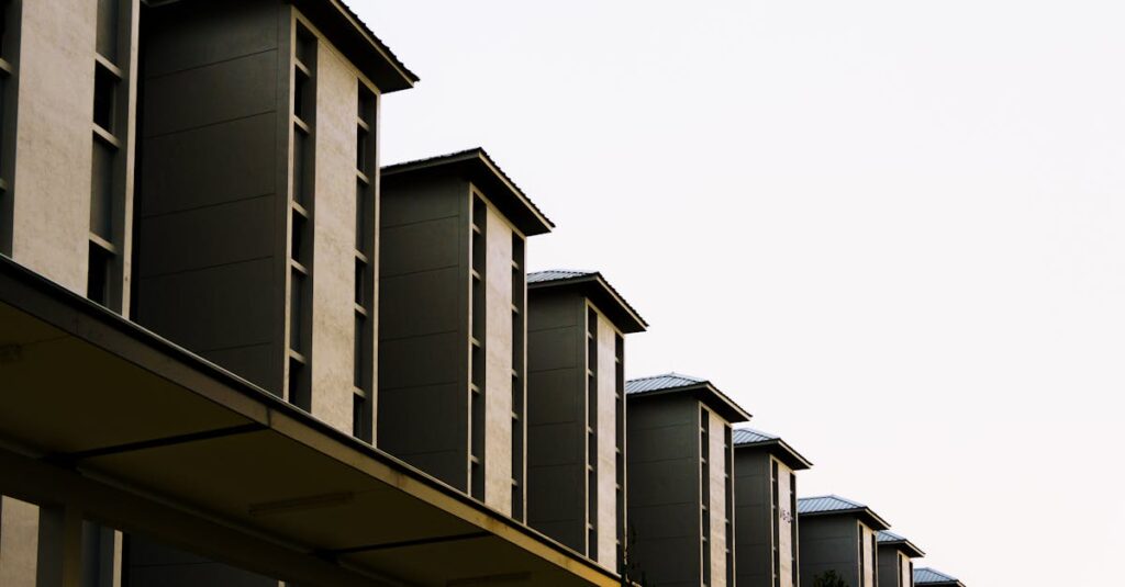 Illustration de Immobilier : le retour des prix exorbitants en métropole urban-apartment-complex-prices