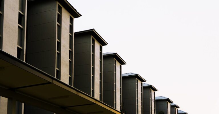 Illustration de Immobilier : le retour des prix exorbitants en métropole urban-apartment-complex-prices