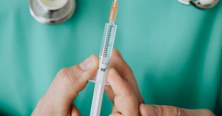 Illustration de Catastrophe sanitaire : le fiasco vaccinal menace la France vaccination-syringe-pandemic