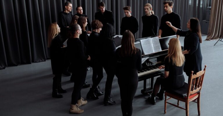 Illustration de Chef d'orchestre : un monde encore impitoyable pour les femmes woman-conductor-orchestra