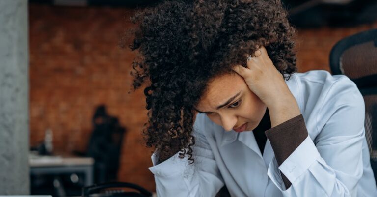 Illustration de Chaos au Travail : L'Illusion du «Travailler Mieux» Face à la Réalité Amère workplace-employee-despair