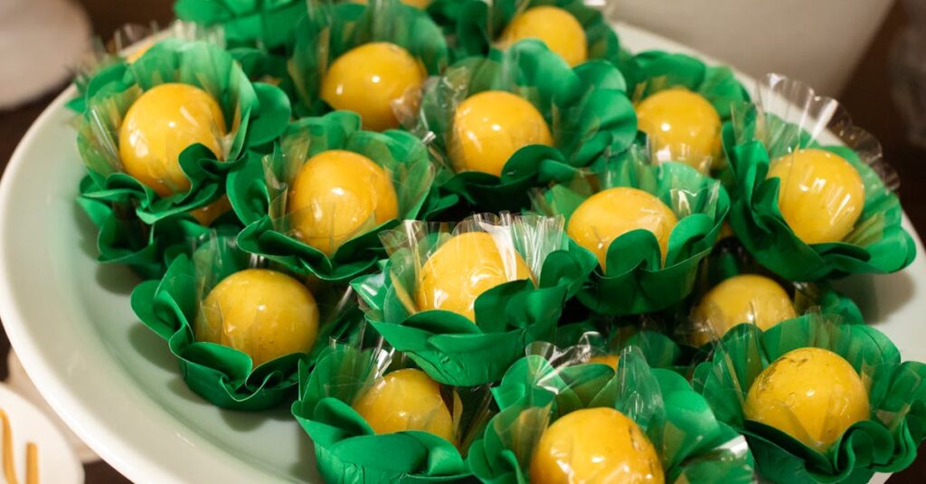 Illustration de Cachou Lajaunie : La fin amère d'un patrimoine français ? yellow-candy-tin