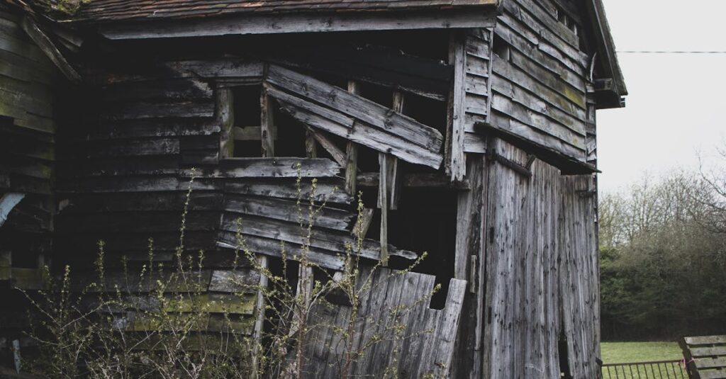 Illustration de Taxe foncière : un piège fiscal se referme sur les propriétaires Abandoned-house-broken-roof