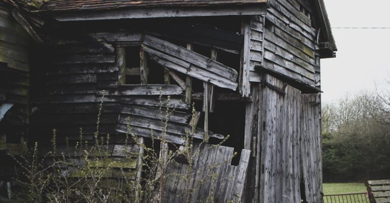 Illustration de Taxe foncière : un piège fiscal se referme sur les propriétaires Abandoned-house-broken-roof