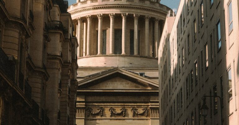 Illustration de Panthéonisation de Badinter : une hypocrisie républicaine flagrante Badinter-Pantheon-France-chaos