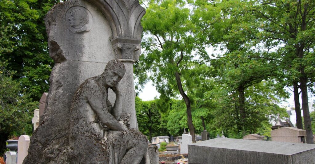 Illustration de Panthéonisation de Badinter: L'ombre infâme d'une tombe profanée Badinter-tomb-desecrated-Paris