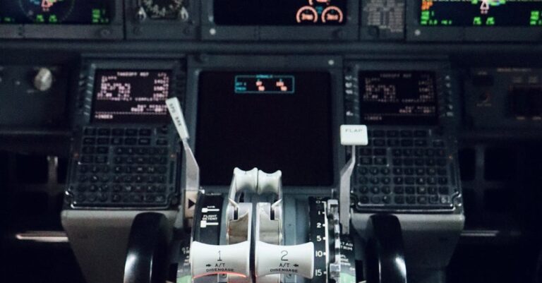 Illustration de Un avion frôle la catastrophe, un pilote blessé Boeing-737-damaged-cockpit