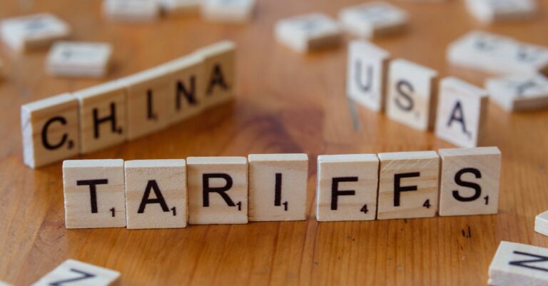 Illustration de Guerre commerciale : l'escalade ruineuse entre Chine et USA China-US-tariffs