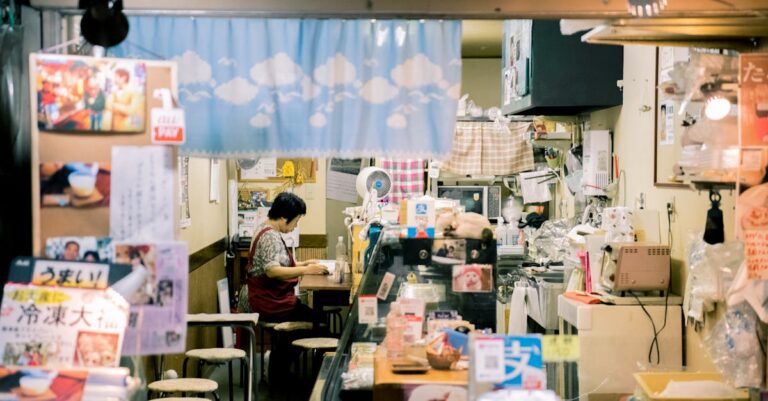Illustration de Chine : Une réforme qui étouffe les petites entreprises Chinese-restaurant-owner-worried