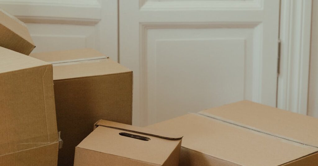 Illustration de La France en plein exode : 5,9 millions de déménagements, un chiffre alarmant Empty-apartment-moving-boxes