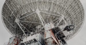 Illustration de Airbus, Thales, Leonardo: un pari risqué face à Starlink Europe-satellite-dish-space