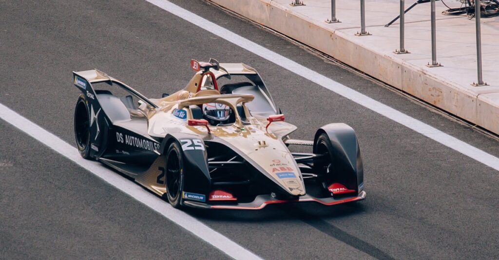 Illustration de Catastrophe en Formule 1 : Norris prend la tête, Piastri s'effondre Formula-1-Mexico-crash