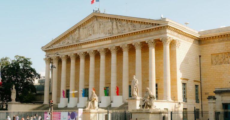 Illustration de Budget 2026 : Le gouvernement sacrifie ménages et entreprises French-Assemblee-Nationale-debate