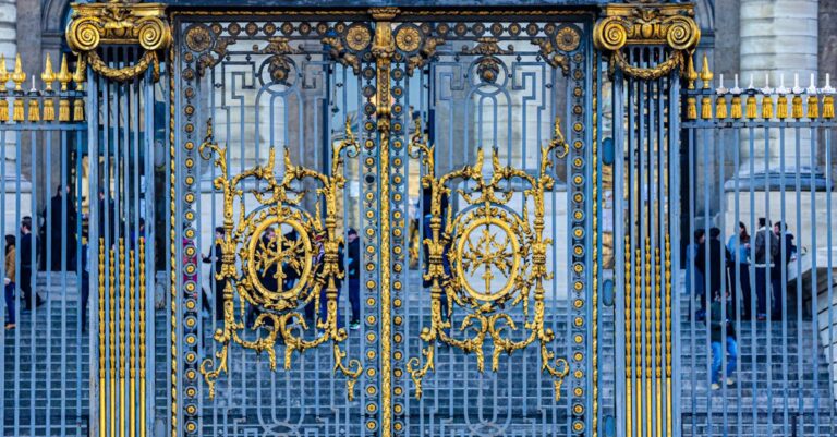 Illustration de Horreur à Besançon : un adolescent inculpé pour viol filmé French-courthouse-entrance