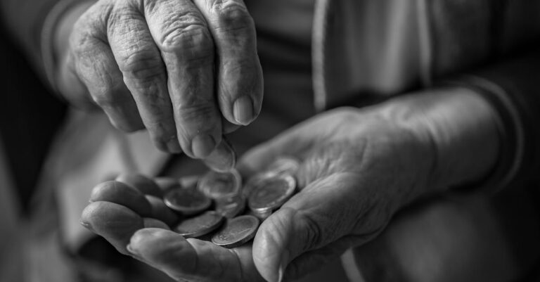 Illustration de Retraite à points : le chaos incertain qui nous attend ? French-elderly-financial-insecurity