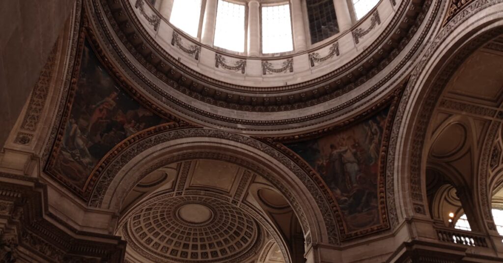 Illustration de Retraites : Le chaos reporté, une bombe à retardement en France French-parliament-building-13