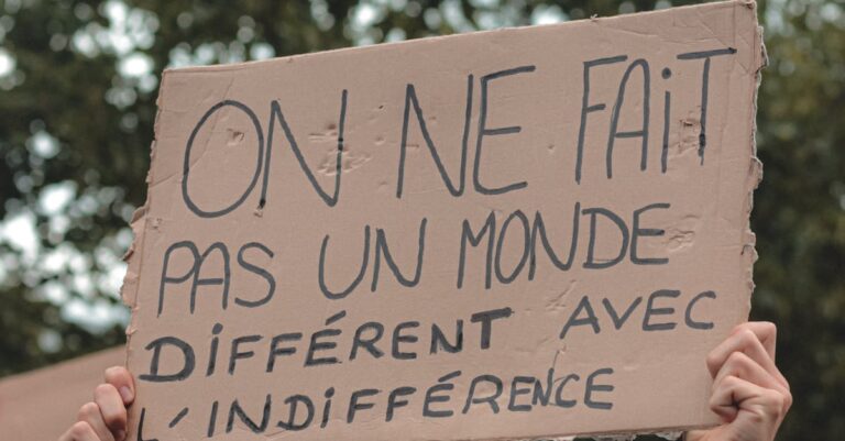 Illustration de Chaos politique français : les entreprises au bord du gouffre French-political-crisis-13