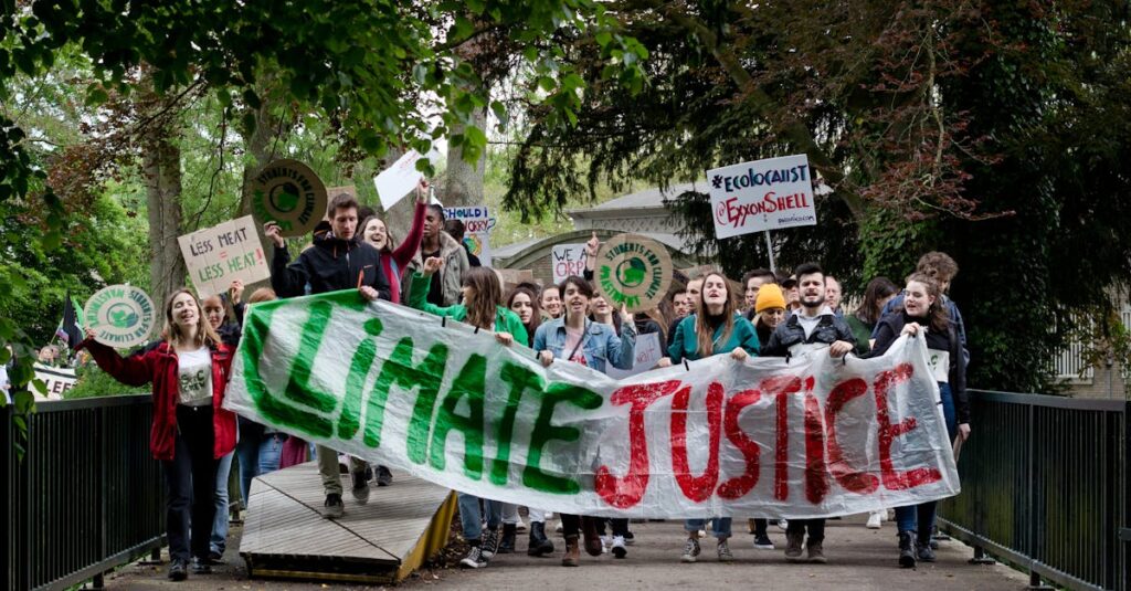 Illustration de La jeunesse française se lève : l'échec d'une génération ! French-students-protest-poverty