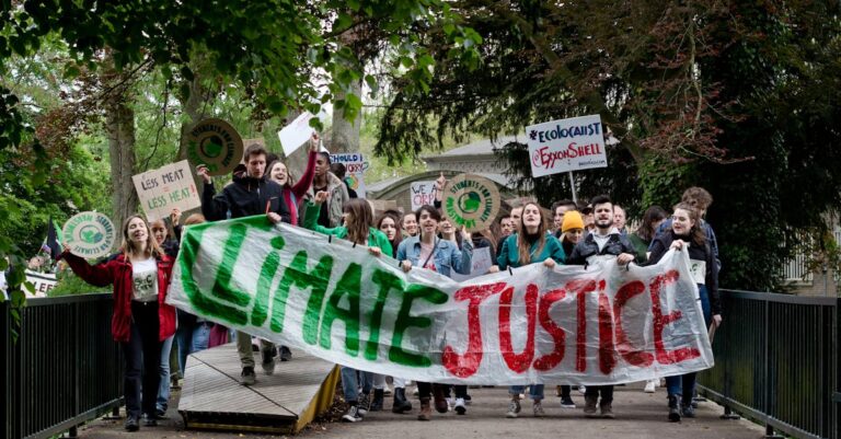 Illustration de La jeunesse française se lève : l'échec d'une génération ! French-students-protest-poverty