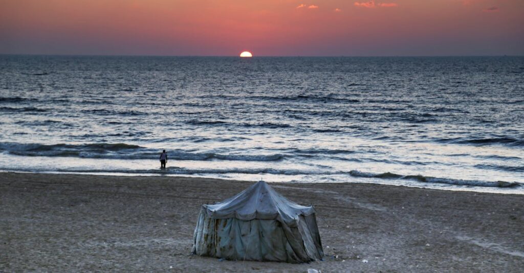Illustration de Gaza : l'horreur des corps restitués sans identification Gaza-hospital-mourners