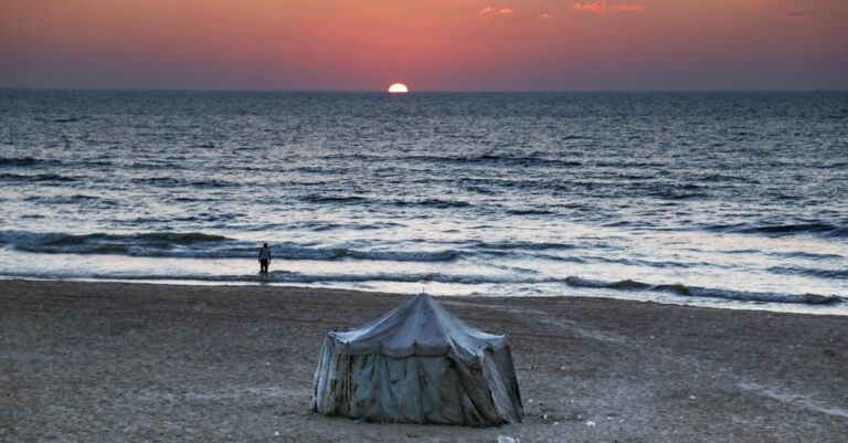 Illustration de Gaza : l'horreur des corps restitués sans identification Gaza-hospital-mourners