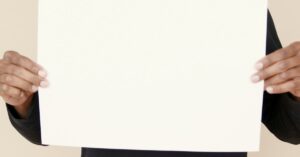 Illustration de Bardella: la stratégie de l'émotion pour masquer le vide? Jordan-Bardella-book-promotion