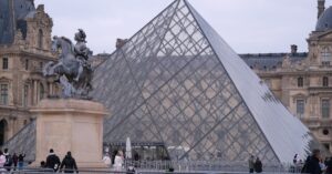 Illustration de Vol du Louvre : un fiasco sécuritaire aux lourdes conséquences Louvre-museum-robbery-3