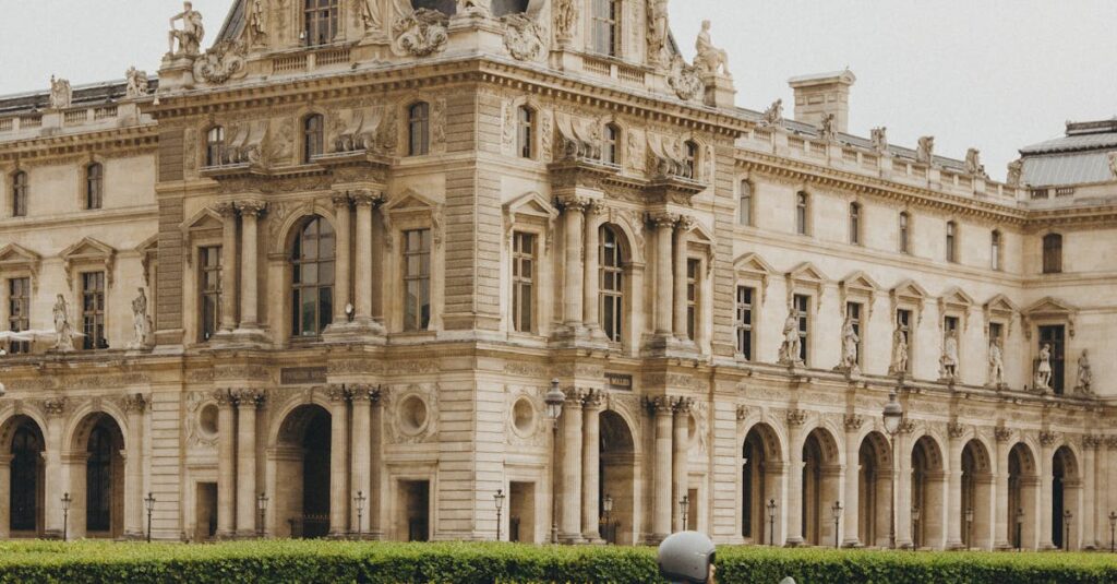 Illustration de Vol spectaculaire au Louvre : un échec cuisant pour la sécurité Louvre-museum-robbery-scooters