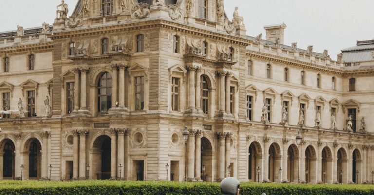 Illustration de Vol spectaculaire au Louvre : un échec cuisant pour la sécurité Louvre-museum-robbery-scooters
