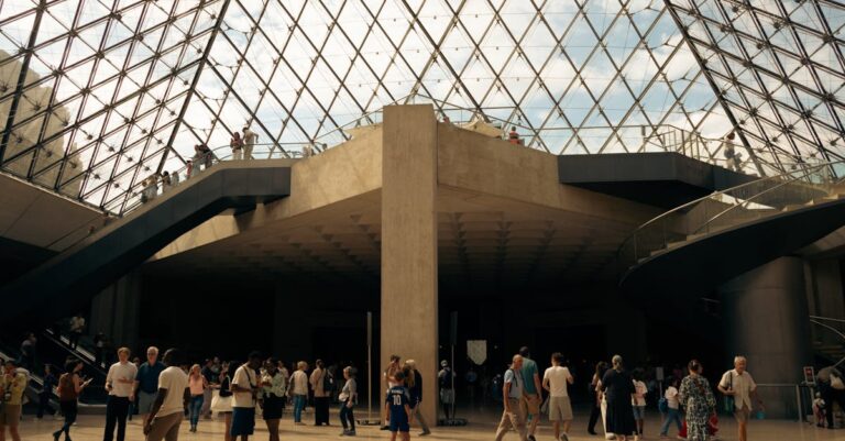Illustration de Braquage du Louvre : un désastre sécuritaire inimaginable Louvre-museum-theft
