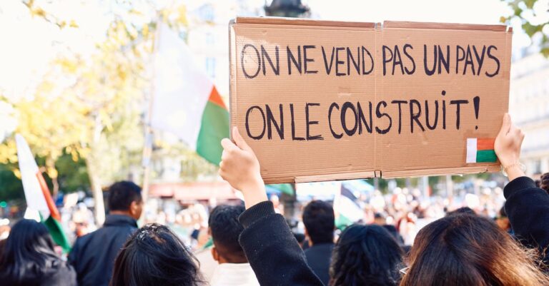 Illustration de Madagascar au bord du chaos : Rajoelina dissout l'Assemblée sous la pression Madagascar-political-protest-1