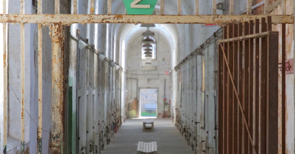 Illustration de Sarkozy en prison : une farce sécuritaire qui indigne les syndicats Nicolas-Sarkozy-prison-entrance