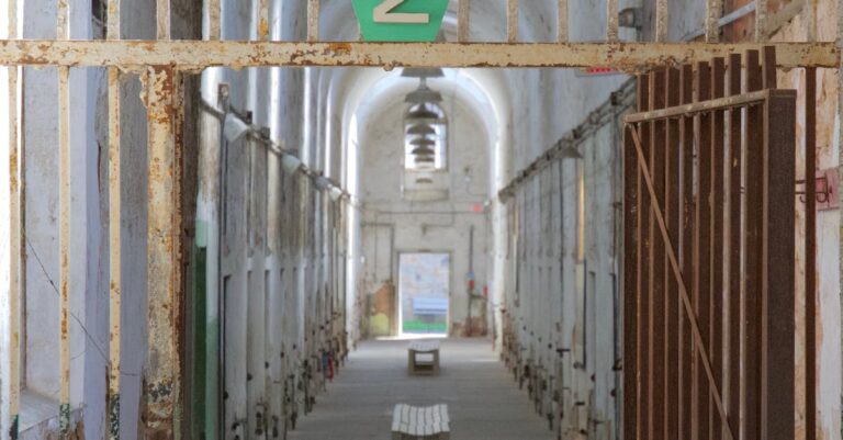 Illustration de Sarkozy en prison : une farce sécuritaire qui indigne les syndicats Nicolas-Sarkozy-prison-entrance