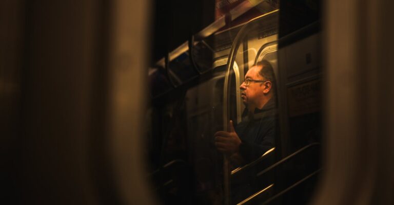 Illustration de Catastrophe Ferroviaire : Les Trains de Nuit Européens Déraillent Night-train-disappearing