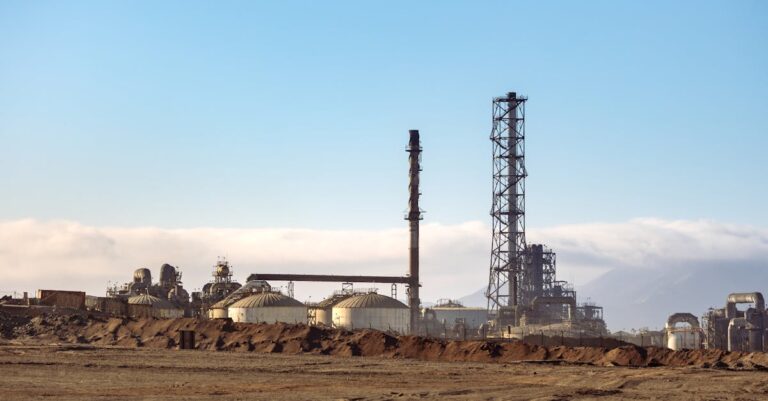 Illustration de Catastrophe climatique : des projets fossiles cachés menacent la planète Oil-rig-pollution-desert