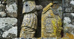 Illustration de Don d'un million : l'église du village n'était qu'à ça de la démolition Old-church-restoration-France