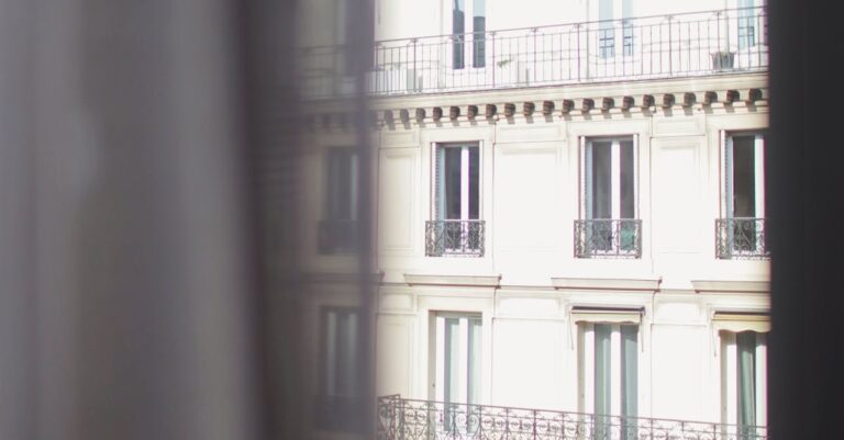 Illustration de La crise du logement s'aggrave : Airbnb pointé du doigt à Paris Paris-housing-crisis-apartment