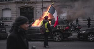 Illustration de Paris : Le choix de Renaissance divise et sème le chaos Paris-political-chaos