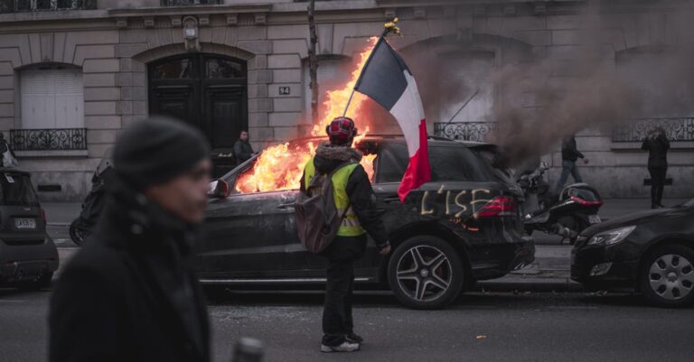 Illustration de Paris : Le choix de Renaissance divise et sème le chaos Paris-political-chaos