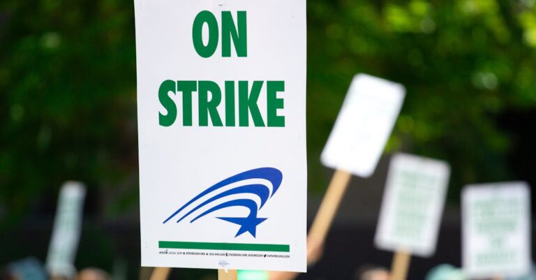 Illustration de Mobilisation en berne : l'échec annoncé du front social Protesting-workers-strike