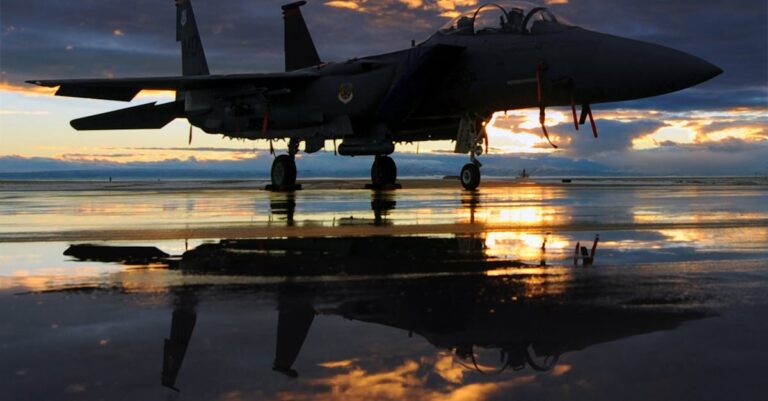 Illustration de Un accord trouble : Le Qatar s'implante aux États-Unis, la polémique enfle Qatar-F-15-fighter-jet