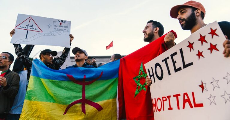 Illustration de Libération d'otage : la Cisjordanie s'enflamme politiquement Shilo-protest-Israeli-flags