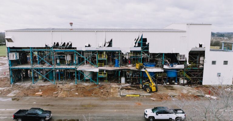 Illustration de Catastrophe au Tennessee: 16 Morts dans l'Explosion d'une Usine d'Explosifs Tennessee-factory-explosion-debris