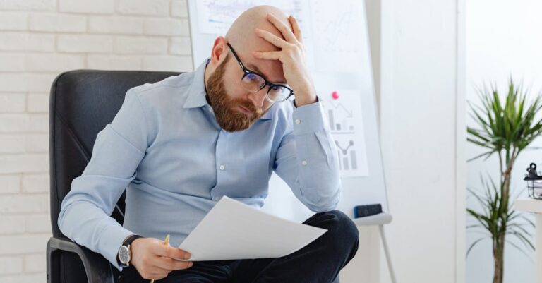 Illustration de Medef : le coup de bluff d'un patronat en déroute businessman-worried-economy