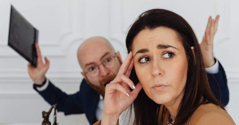Illustration de Le télétravail : la fin d'une illusion pour les salariés ? corporate-office-conflict